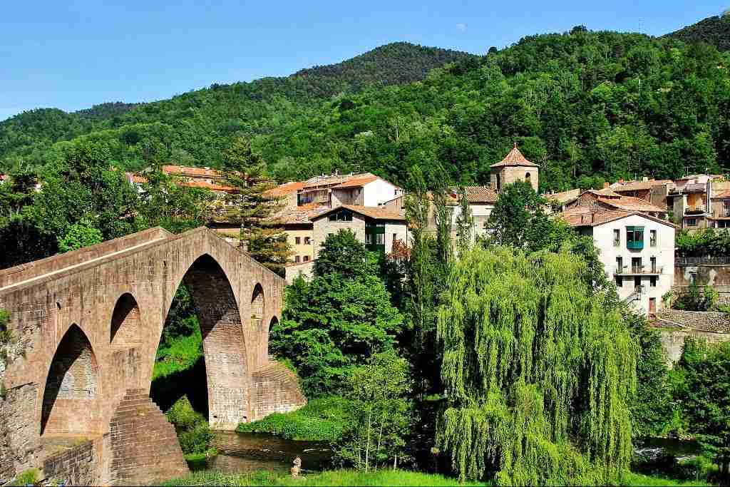 sant-joan-de-les-abadesses turismo pirineos gerona