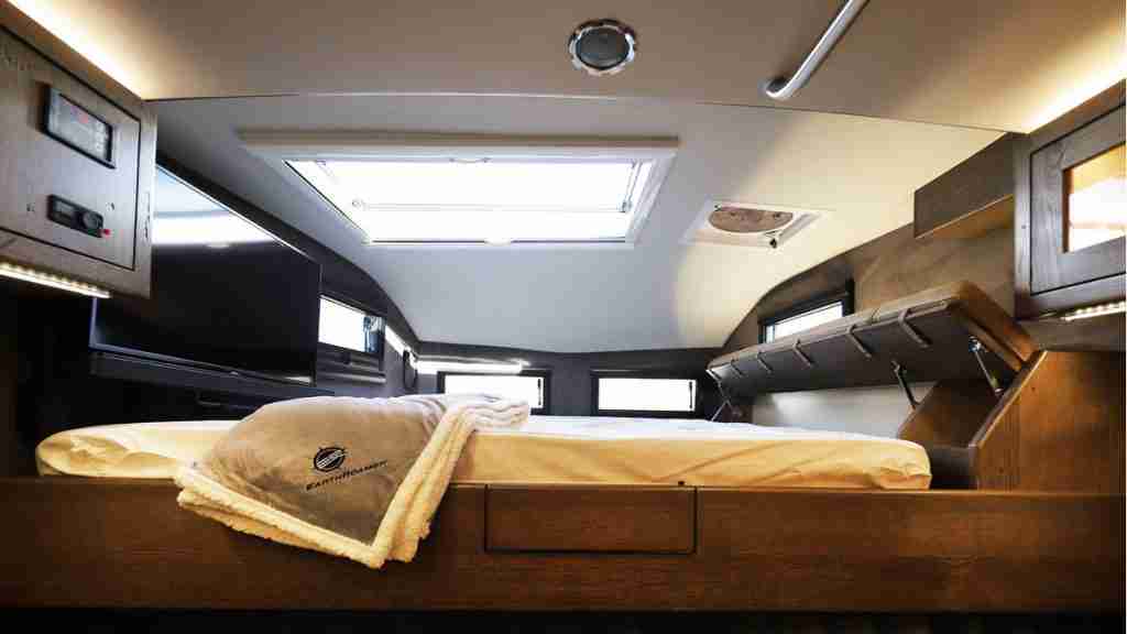 cama principal de la autocaravana de jason momoa