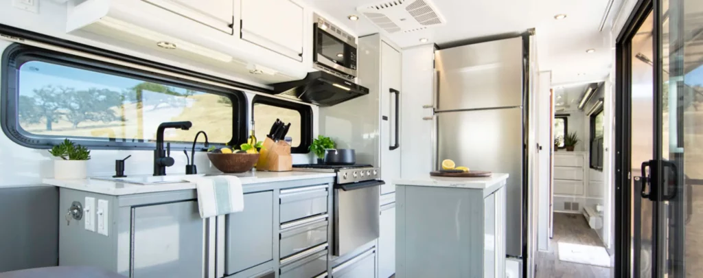 interior de LV 2023 cocina con isla y diseño interior de la autocaravana de lujo