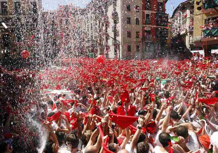 Revellers hold up traditional red scarves at the start of the San Fermin festival in Pamplona July 6, 2007.   REUTERS/Felix Ordonez Ausin  (SPAIN)