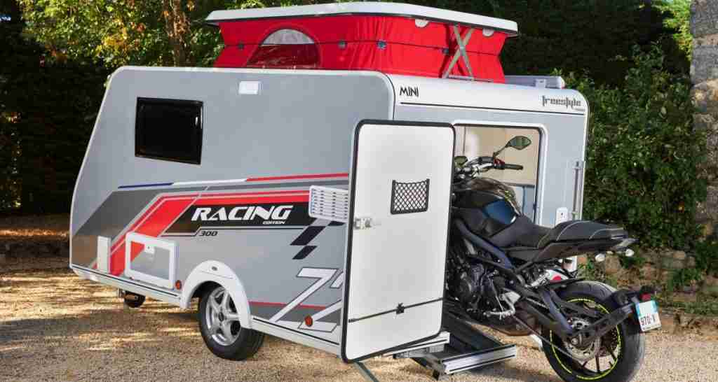 FreeStyle Racing 300 te permite llevar tu moto de acampada