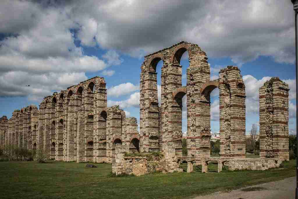 El acueducto de los Milagros de Mérida en Extremadura 