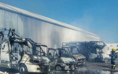 Sofocado un incendio de autocaravanas en Arafo, Tenerife